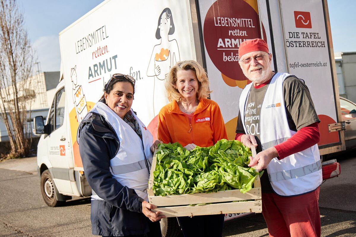 Geschäftsführerin Alexandra Gruber (Mitte) mit zwei ehrenamtlichen Mitarbeiter:innen 