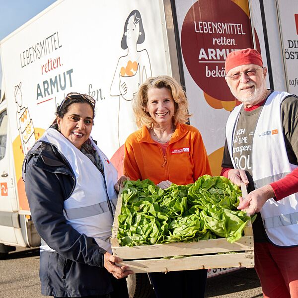 Geschäftsführerin Alexandra Gruber (Mitte) mit zwei ehrenamtlichen Mitarbeiter:innen 