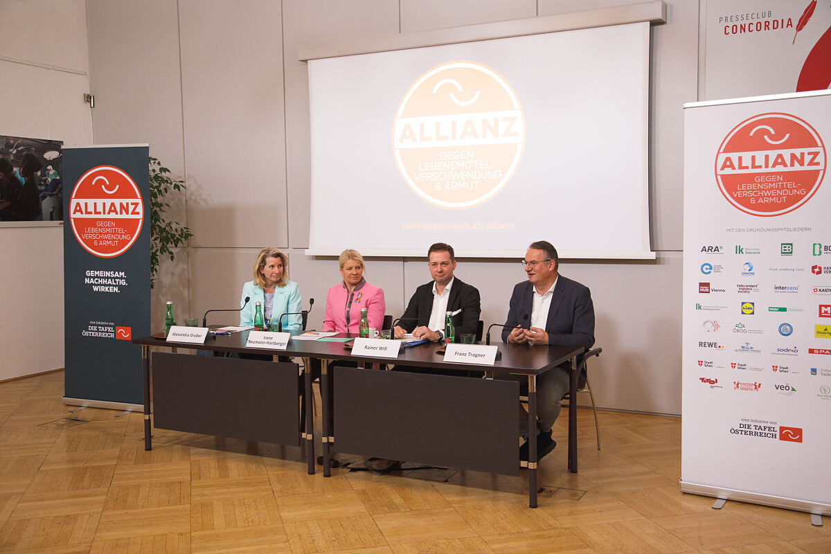 Sprecher:innen am Podium