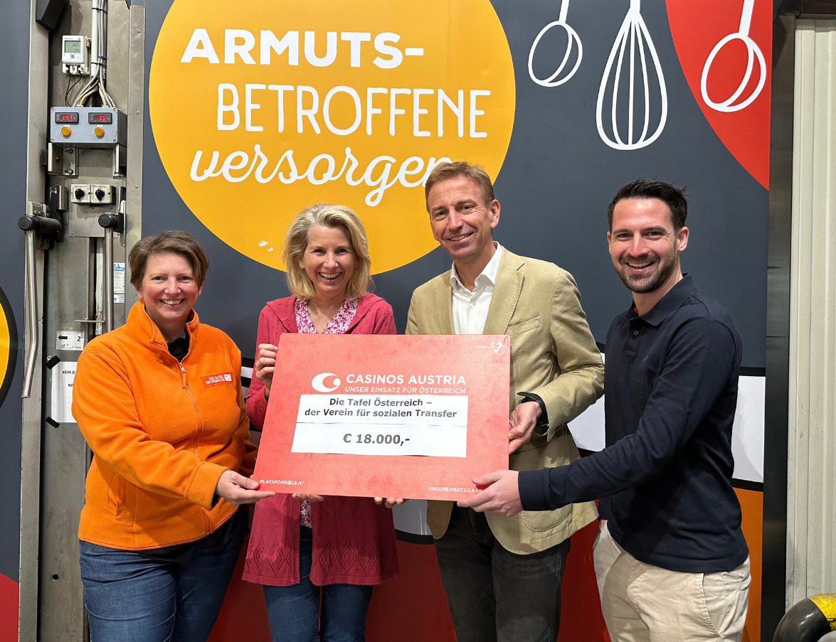 Spendencheck-Übergabe