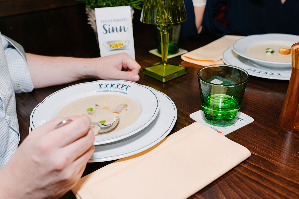 Suppe mit Sinn im Traditionslokal „Zum Weißen Rauchfangkehrer“