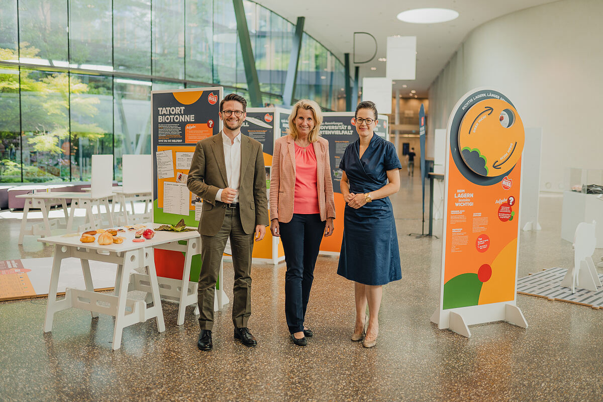 Sebastian Rehse, Alexandra Gruber und Gerda Holzinger-Burgstaller in der GewissensBISS-Ausstellung am Erste Campus