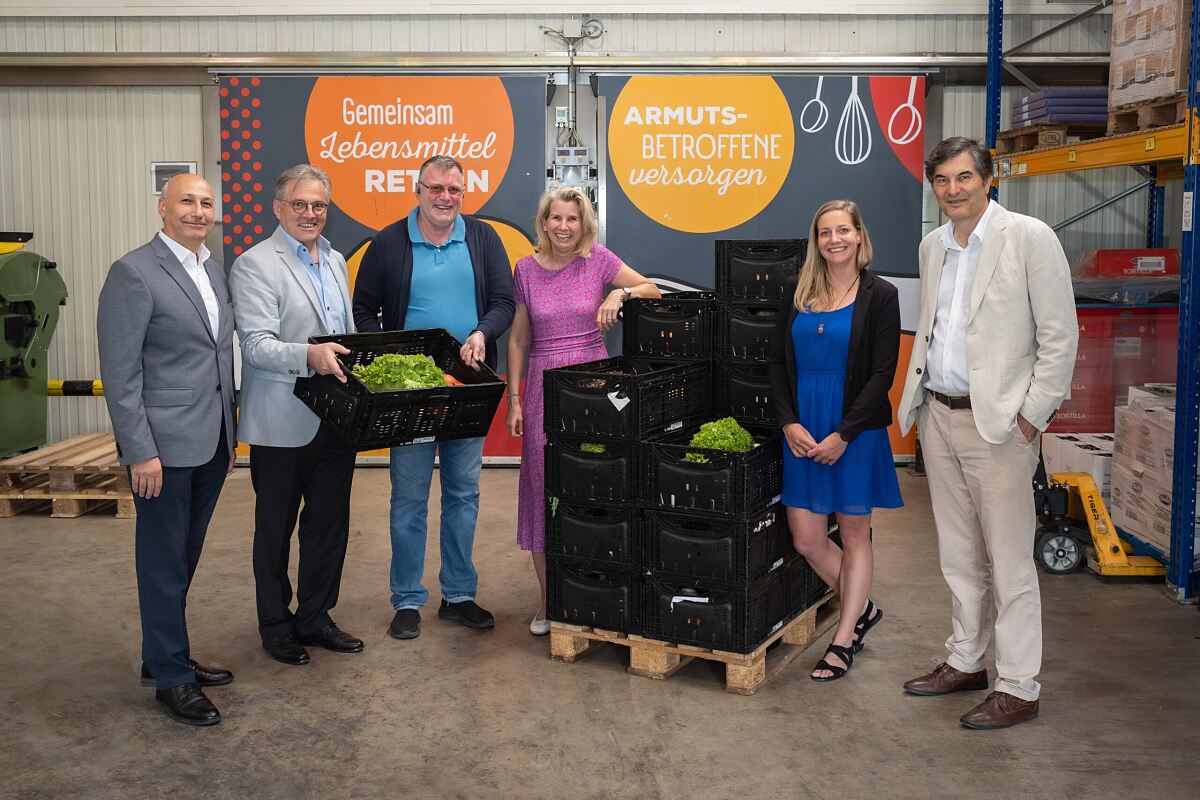 Hermann Norsen, Fevzi Serdar Renda, Ewald Schwarz, Alexandra Gruber, Stefanie Wagner und Ismail Karabulut im Lager der Tafel Österreich