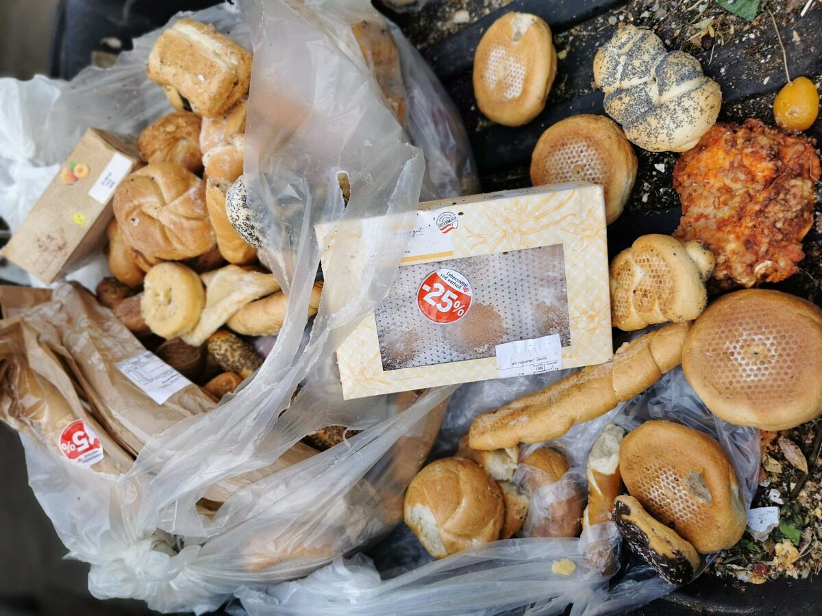 Brot und Gebäck im Müll