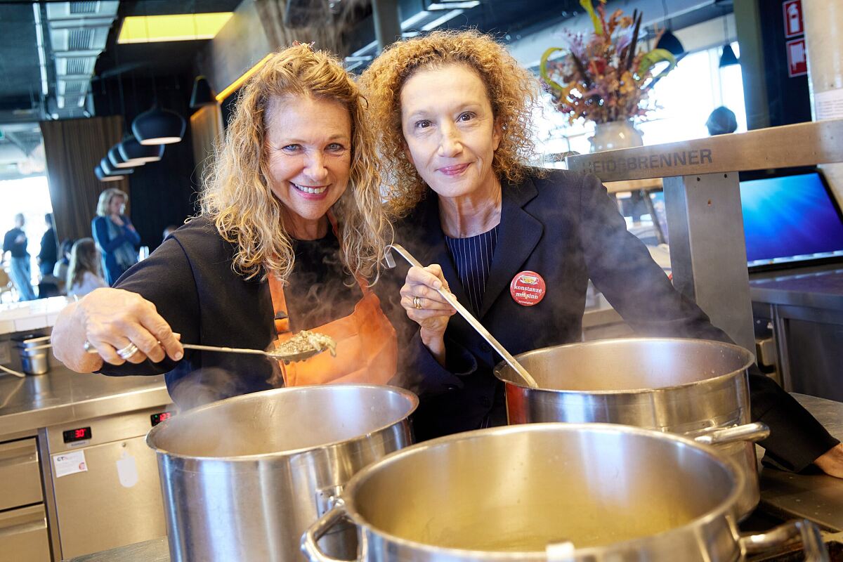  NENI-Geschäftsführerin Haya Molcho und Schauspielerin Konstanze Breitebner 