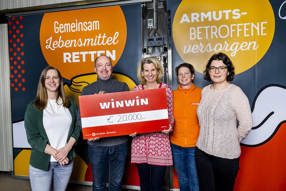 Das WINWIN-Management übergibt einen Spendenscheck