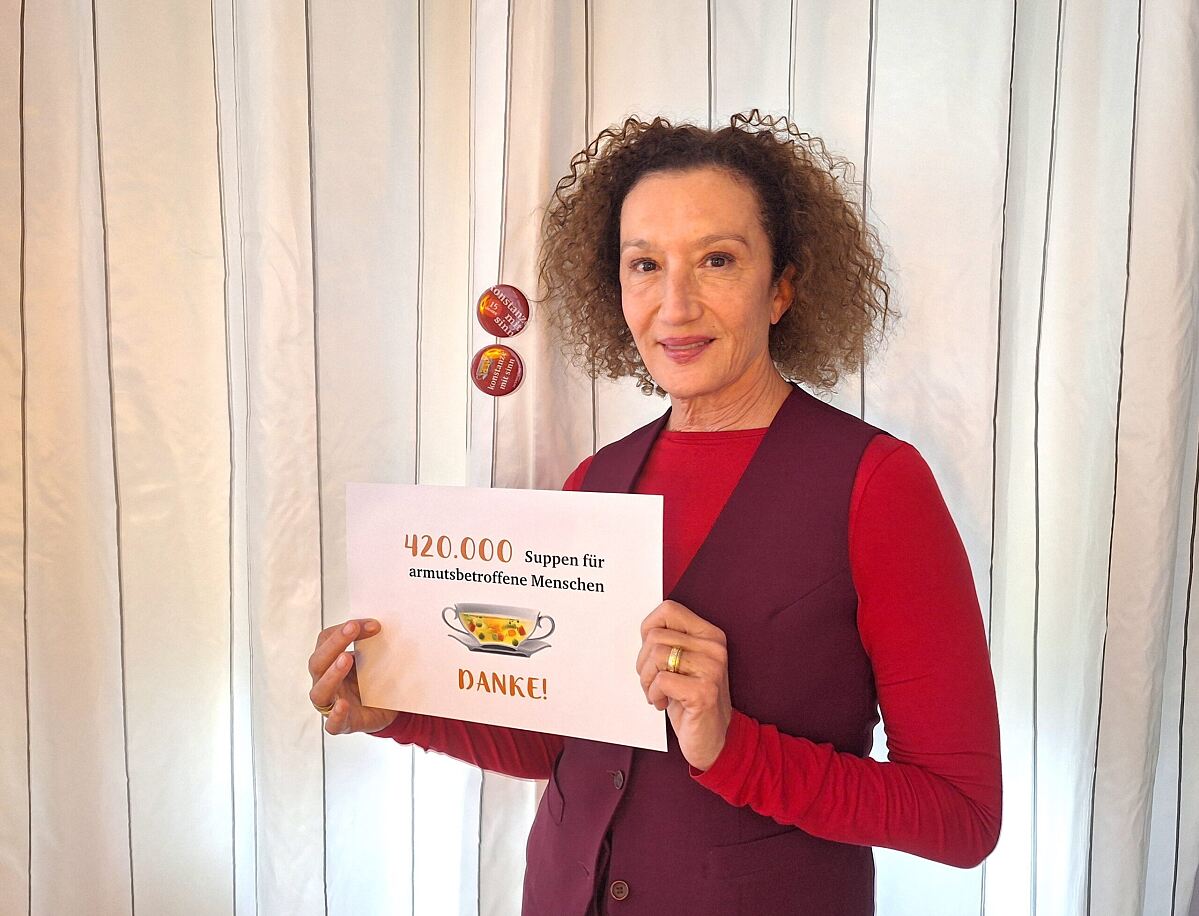 Konstanze Breitebner mit dem Spendenergebnis