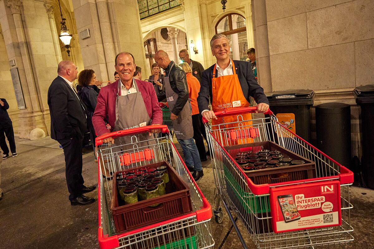 Das Servieren der Hauptspeisen