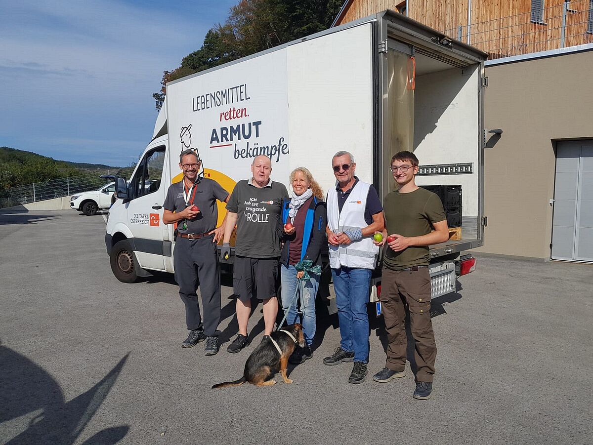 Gruppenfoto vor Tafel Österreich-Lieferwagen