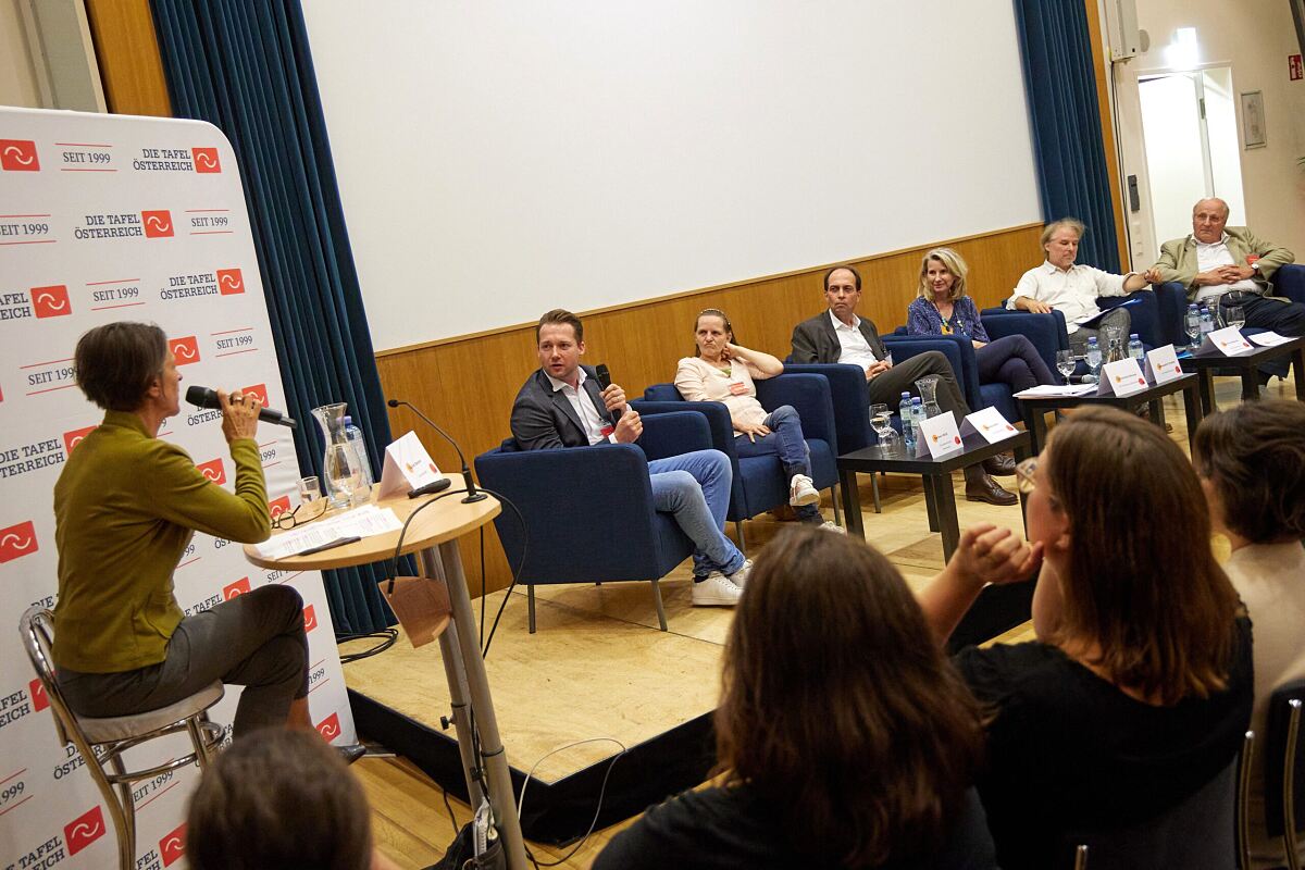 Tafel Quo Vadis? - Im Spannungsfeld zwischen karitativ und kommerziell - Podiumsdiskussion unter der Leitung von Karin Bauer (Der Standard)